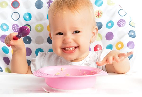 کودک 9 ماهه را در غذا خوردن آزاد بگذارید