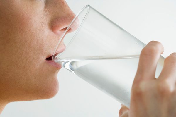 ضررهای نوشیدن آب بیش از حد