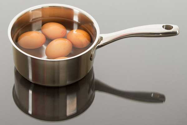 روش فرو بردن تخم مرغ در اب
