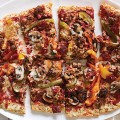 پیتزا گل کلم پر شده با سبزیجات