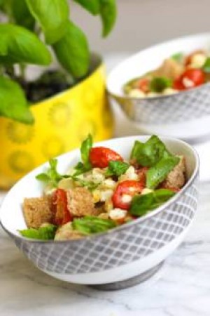 سالاد تابستانی پانزانلا Panzanella با ذرت و گوجه فرنگی